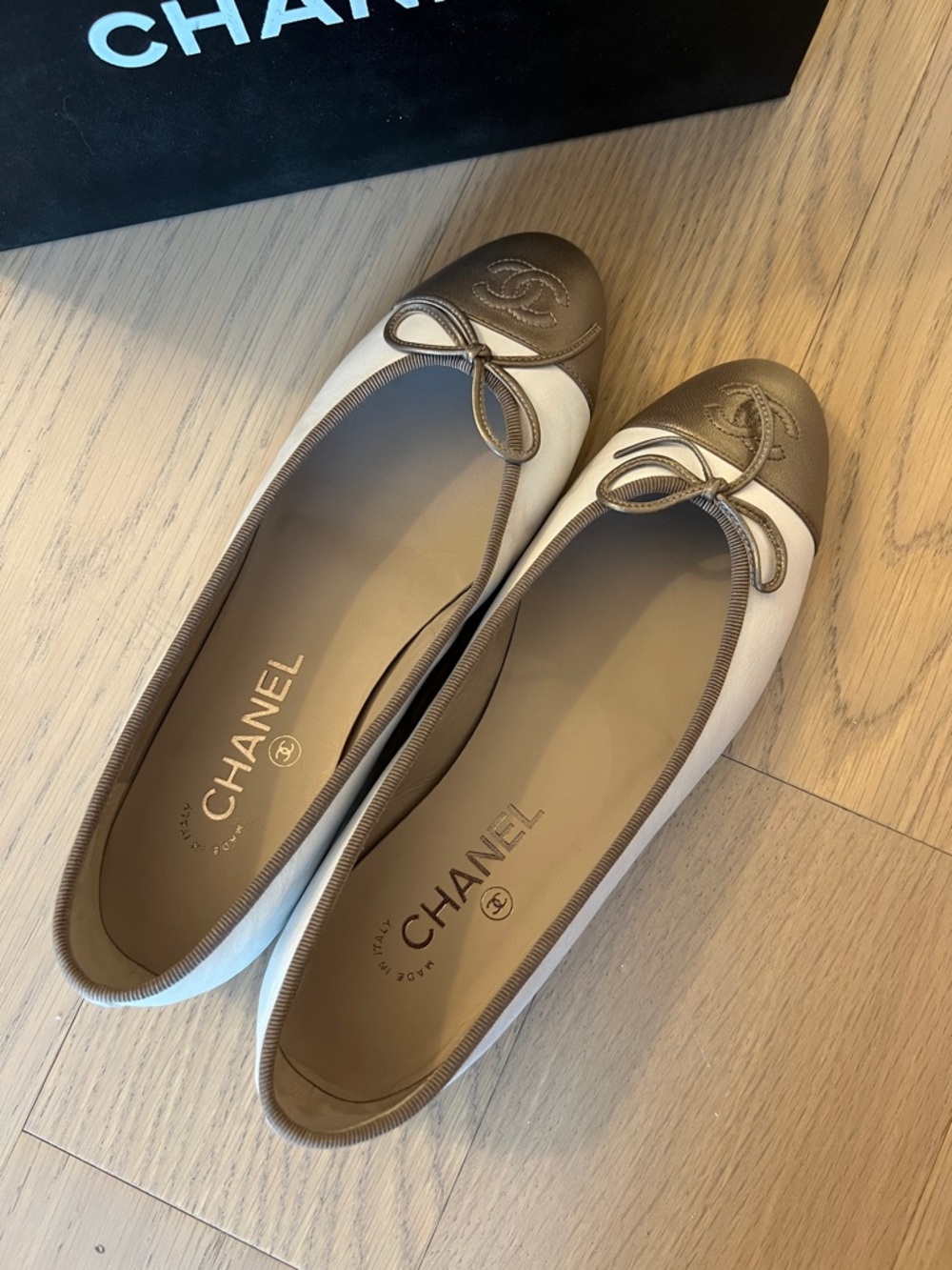 Chanel ballet flats in white and gold tip. Genuine Italian leather